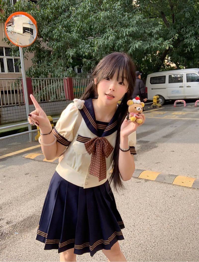 JK制服美少女莓莓