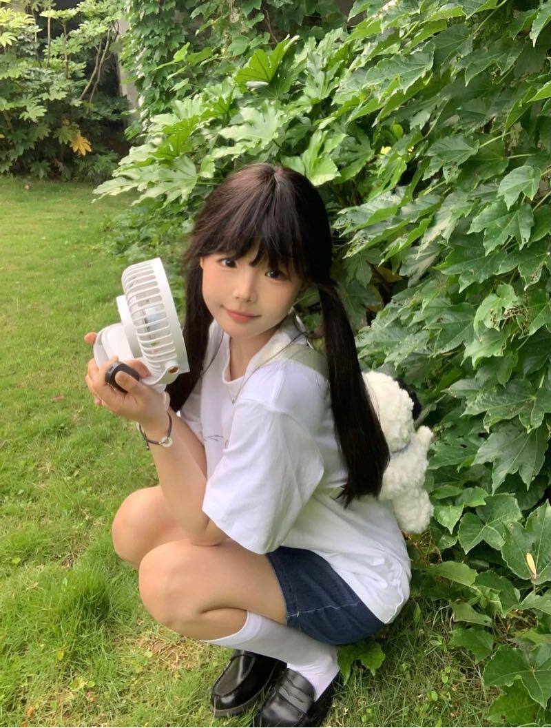 JK制服美少女莓莓