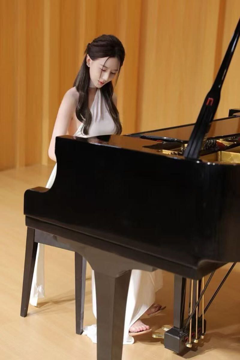 音乐系系花Laena