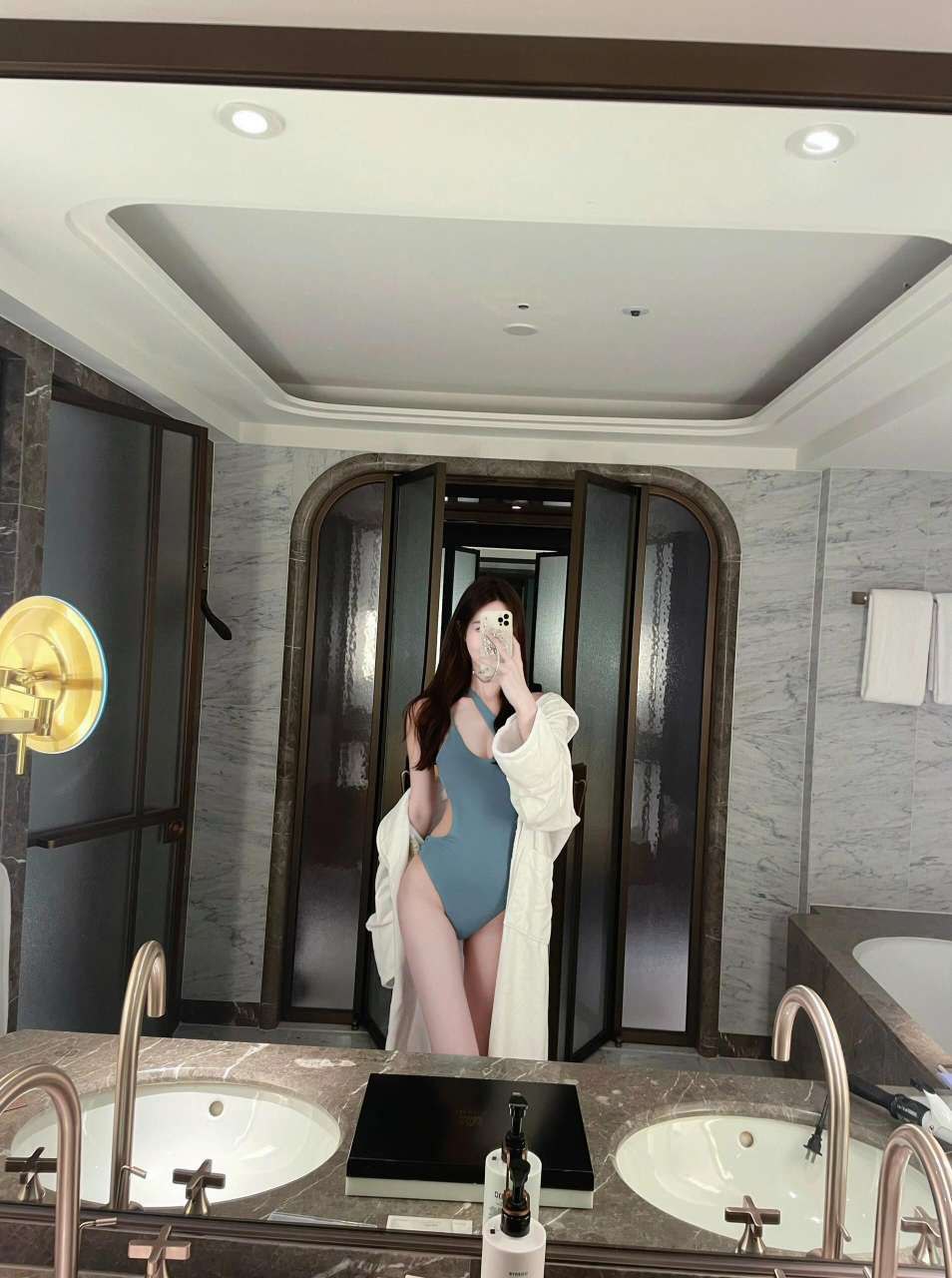 泳装美女Romie