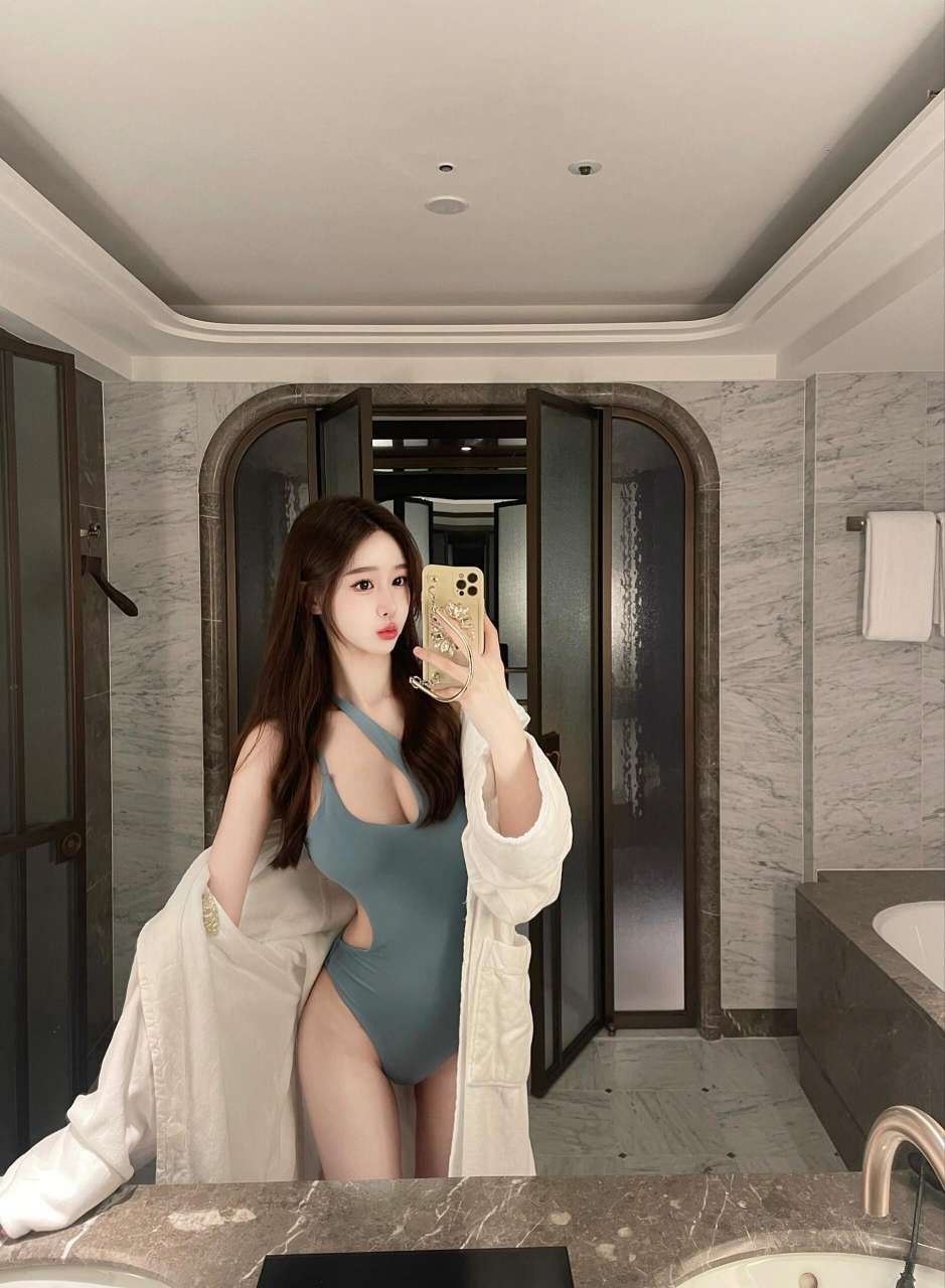 泳装美女Romie