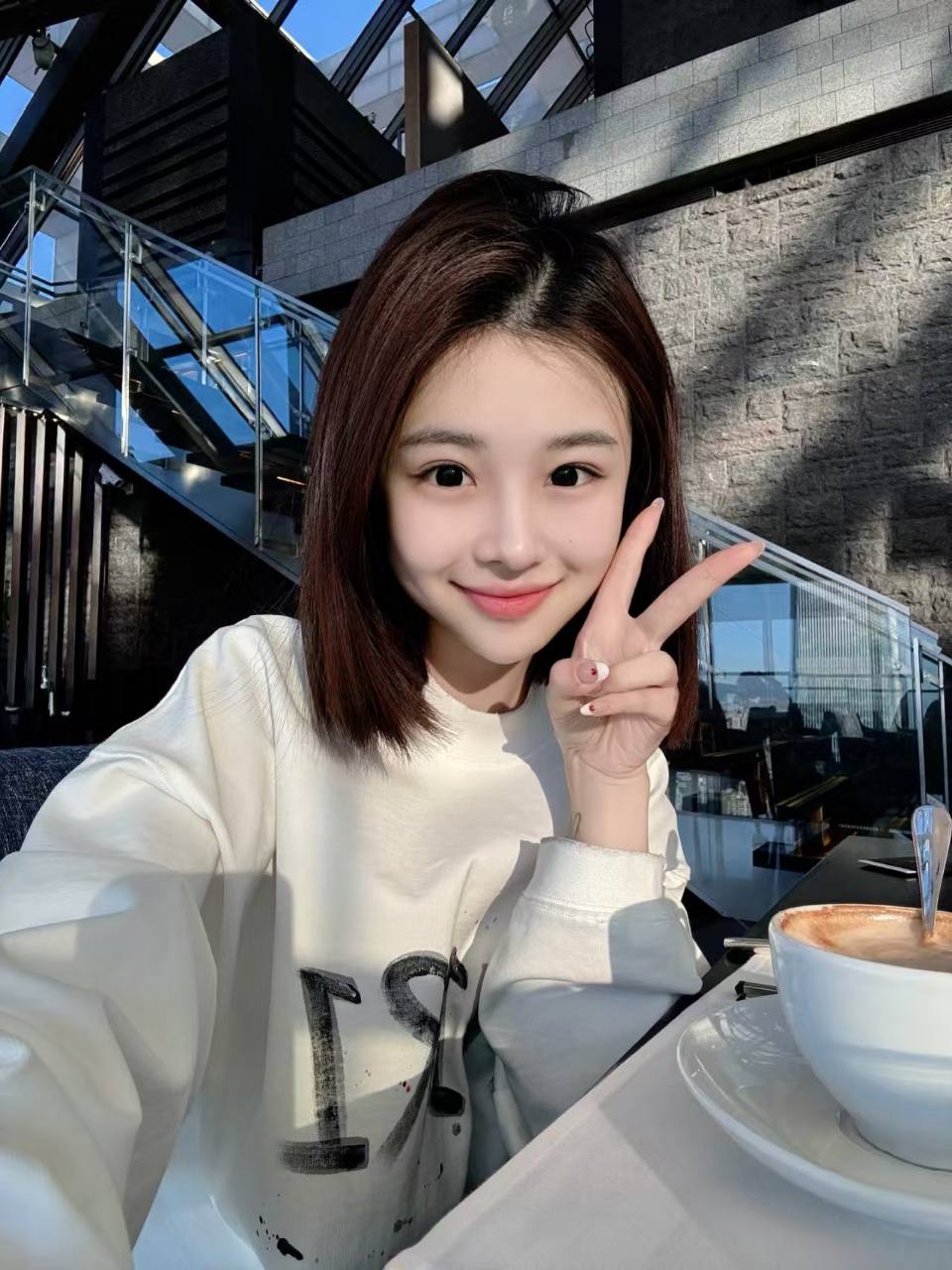 甜美短发博主洛莎