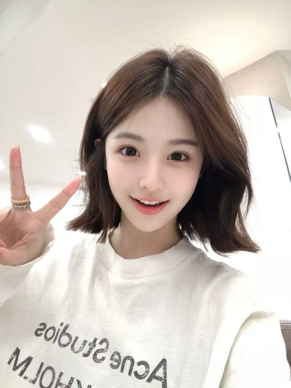 甜美短发博主洛莎