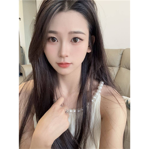 身材纤细少女Solen